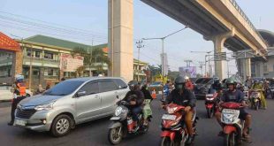 Kendaraan yang lalu lalang di kawasan SD Muhammadiyah, Balayuda, Palembang. Foto: Sumselheadline/Pitria.