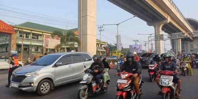 Kendaraan yang lalu lalang di kawasan SD Muhammadiyah, Balayuda, Palembang. Foto: Sumselheadline/Pitria.