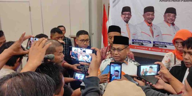 Ketua DPW PKS Sumsel, Muhammad Toha memberikan keterangan kepada wartawan pada penyerahan SK dukungan Cakada di Amaris Hotel Palembang, Selasa (9/7/2024). Foto: Dok PKS Sumsel.