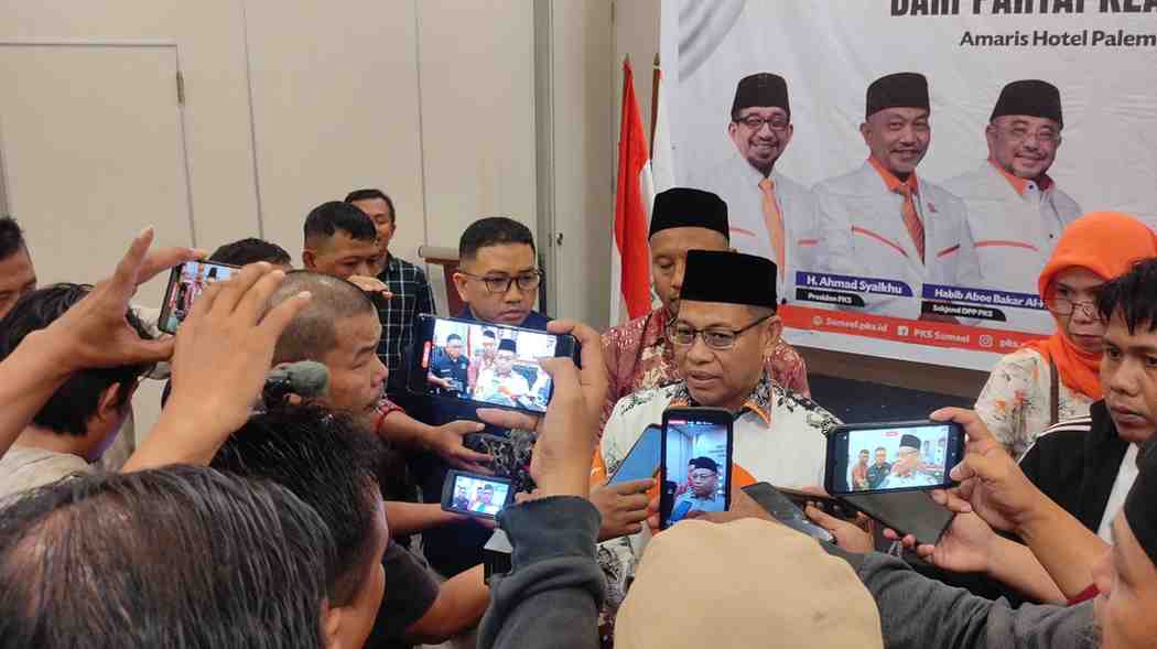 Ketua DPW PKS Sumsel, Muhammad Toha memberikan keterangan kepada wartawan pada penyerahan SK dukungan Cakada di Amaris Hotel Palembang, Selasa (9/7/2024). Foto: Dok PKS Sumsel.