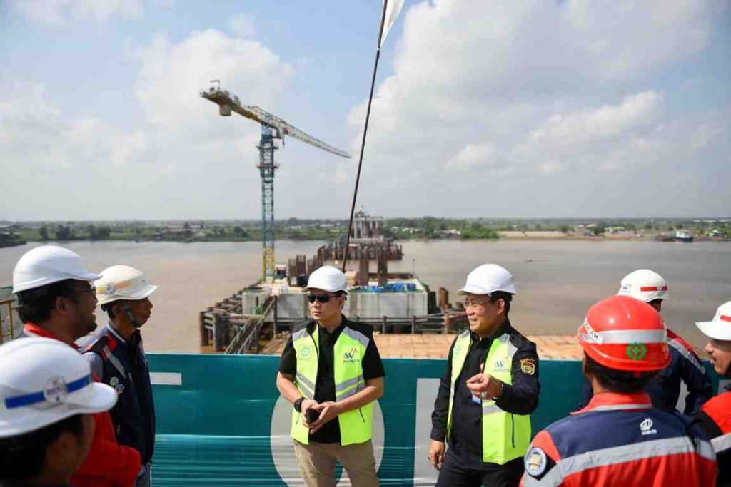 Pj Gubernur Sumsel, Elen Setiadi saat meninjau progres tol Kapalbetung, di jalur jembatan yang membentang di atas Sungai Musi, Gandus, Palembang, Sabtu (20/7/2024). Foto: Humas Pemprov Sumsel.