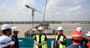 Pj Gubernur Sumsel, Elen Setiadi saat meninjau progres tol Kapalbetung, di jalur jembatan yang membentang di atas Sungai Musi, Gandus, Palembang, Sabtu (20/7/2024). Foto: Humas Pemprov Sumsel.