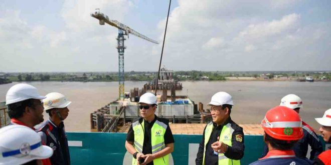 Pj Gubernur Sumsel, Elen Setiadi saat meninjau progres tol Kapalbetung, di jalur jembatan yang membentang di atas Sungai Musi, Gandus, Palembang, Sabtu (20/7/2024). Foto: Humas Pemprov Sumsel.