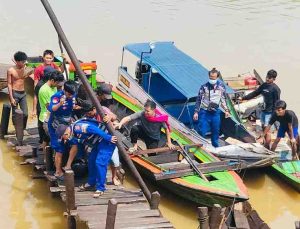 Para petugas menemuakn satu lagi korban ledakan minyak ilegal di kawasan Sungai Lilin Muba, Minggu (21/78/2024). Foto: Dok Polisi.
