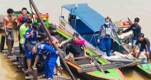 Para petugas menemuakn satu lagi korban ledakan minyak ilegal di kawasan Sungai Lilin Muba, Minggu (21/78/2024). Foto: Dok Polisi.