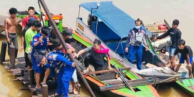 Para petugas menemuakn satu lagi korban ledakan minyak ilegal di kawasan Sungai Lilin Muba, Minggu (21/78/2024). Foto: Dok Polisi.
