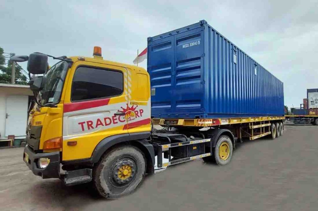 Truk kontainer yang lalu lalang di Kota Palecmbang. Foto: Dok Sumselheadline.