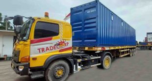 Truk kontainer yang lalu lalang di Kota Palecmbang. Foto: Dok Sumselheadline.