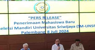 Wakil Rektor 1 Bidang Akademik Unsri, Prof. Dr. Ir Rujito Agus Suwignyo bersama tim panitia saat memberikan keterangan pada wartawan di Palembang, Senin (8/7/2024). Foto: Sumselheadline/Pitria.