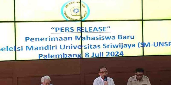 Wakil Rektor 1 Bidang Akademik Unsri, Prof. Dr. Ir Rujito Agus Suwignyo bersama tim panitia saat memberikan keterangan pada wartawan di Palembang, Senin (8/7/2024). Foto: Sumselheadline/Pitria.