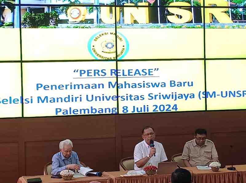 Wakil Rektor 1 Bidang Akademik Unsri, Prof. Dr. Ir Rujito Agus Suwignyo bersama tim panitia saat memberikan keterangan pada wartawan di Palembang, Senin (8/7/2024). Foto: Sumselheadline/Pitria.
