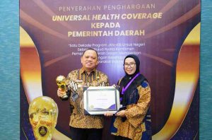 Pj Bupati Muba, Sandi Fahlepi menerima penghargaan UHC Award 2024 di Jakarta, Kamis (8/8/2024). Foto: Kominfo Muba.