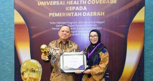 Pj Bupati Muba, Sandi Fahlepi menerima penghargaan UHC Award 2024 di Jakarta, Kamis (8/8/2024). Foto: Kominfo Muba.