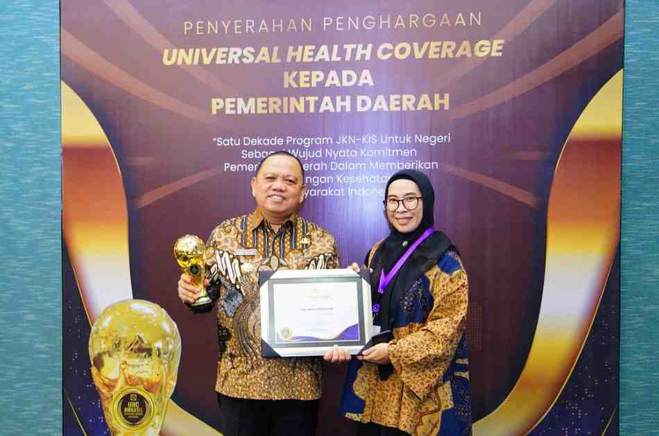 Pj Bupati Muba, Sandi Fahlepi menerima penghargaan UHC Award 2024 di Jakarta, Kamis (8/8/2024). Foto: Kominfo Muba.