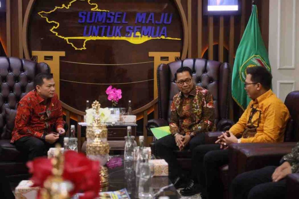Pj Gubernur Sumsel, Eelen Setiadi menerima Kepala Kantor Wilayah (Kakanwil)  BP Jamsostek Sumbagsel, Muhyidin dan  jajaran di Kantor Gubernur Sumsel, Kamis (1/8/2024). Foto: Humas Pemprov Sumsel.