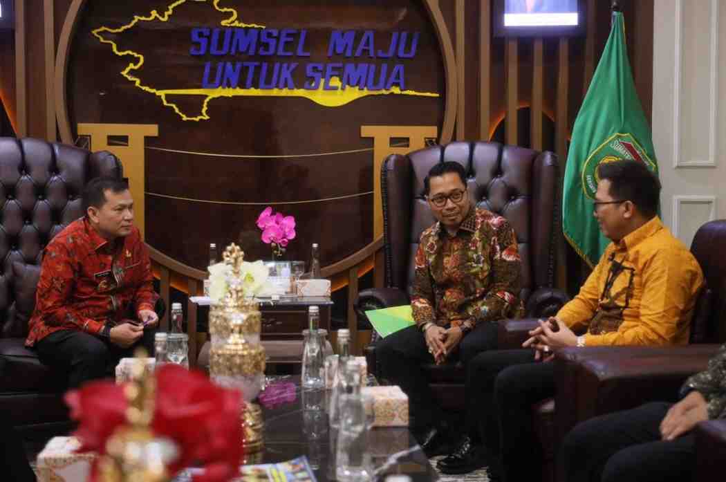 Pj Gubernur Sumsel, Eelen Setiadi menerima Kepala Kantor Wilayah (Kakanwil)  BP Jamsostek Sumbagsel, Muhyidin dan  jajaran di Kantor Gubernur Sumsel, Kamis (1/8/2024). Foto: Humas Pemprov Sumsel.