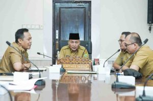 Sekda Muba, Apriyadi bersama tim mengikuti rakor pemberantasan kemiskinan ektrem, Selasa (6/8/2024). Foto: Kominfo Muba.