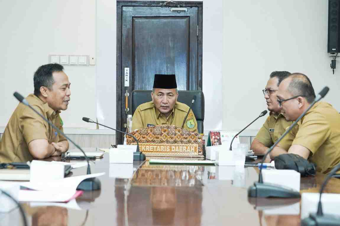 Sekda Muba, Apriyadi bersama tim mengikuti rakor pemberantasan kemiskinan ektrem, Selasa (6/8/2024). Foto: Kominfo Muba.