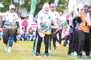 Sejumlah pejabat dan istri ikut lomba merayakan HUT RI di Pemkab Muba, Kamis (15/8/2024). Foto: Kominfo Muba.