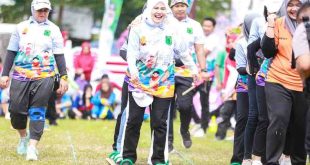 Sejumlah pejabat dan istri ikut lomba merayakan HUT RI di Pemkab Muba, Kamis (15/8/2024). Foto: Kominfo Muba.
