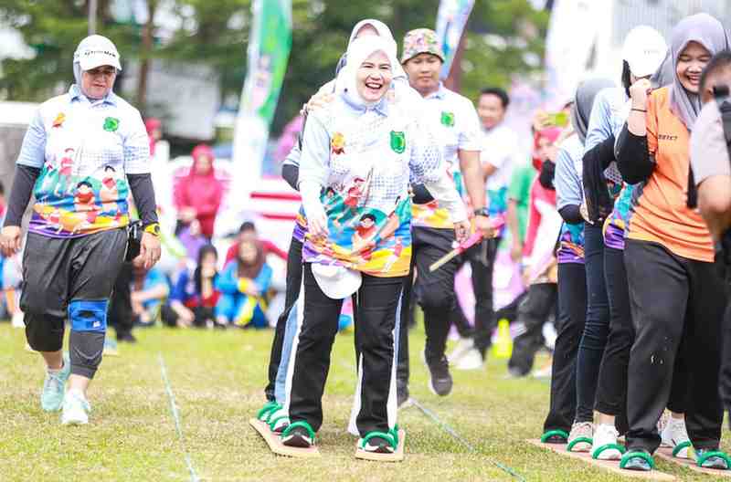 Sejumlah pejabat dan istri ikut lomba merayakan HUT RI di Pemkab Muba, Kamis (15/8/2024). Foto: Kominfo Muba.