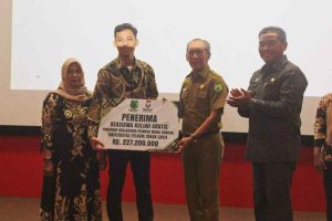 Staf Ahli Bupati Bidang Pembangunan Pemkab Muba, Drs H Thabrani Rizki, MSi melepas secara simbolis 24 pelajar yang akan kuliah di Universitas Telkom, Bandung, senin (20/8/2024). Foto: Kominfo Muba.
