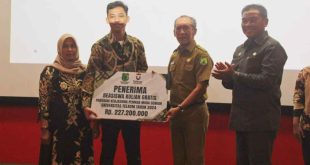 Staf Ahli Bupati Bidang Pembangunan Pemkab Muba, Drs H Thabrani Rizki, MSi melepas secara simbolis 24 pelajar yang akan kuliah di Universitas Telkom, Bandung, senin (20/8/2024). Foto: Kominfo Muba.
