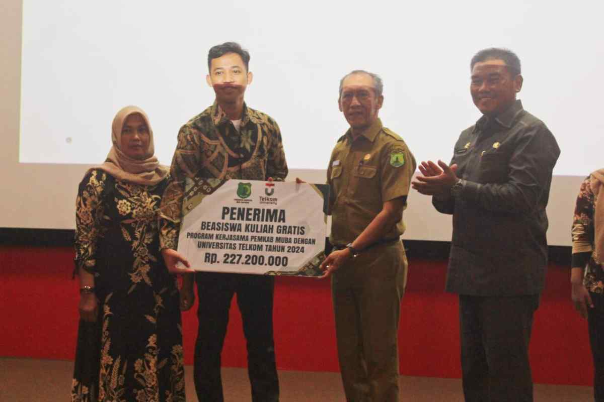 Staf Ahli Bupati Bidang Pembangunan Pemkab Muba, Drs H Thabrani Rizki, MSi melepas secara simbolis 24 pelajar yang akan kuliah di Universitas Telkom, Bandung, senin (20/8/2024). Foto: Kominfo Muba.
