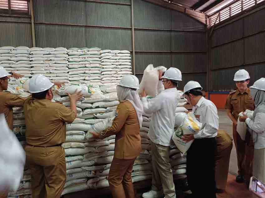 Peninjauan stok beras di gudang Bulog Sumsel. Foto: Dok Sumselheadline.