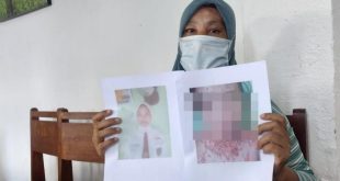 Ibu korban menunjukkan foto anaknya yang diduga menjadi korban malapraktek oknum bidan. Foto: Dok Sumselheadline.