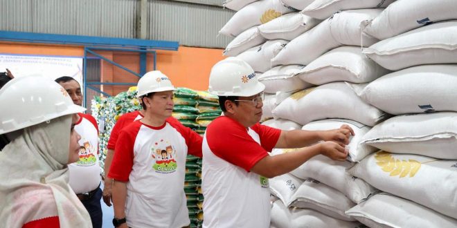 Mendampingi Kepala Bapenas, Pj Gubernur Sumsel Eelen Setiadi meninjau gudang Bulog di OKI, Rabu (28/8/2024). Foto: Humas Pemprov Sumsel.