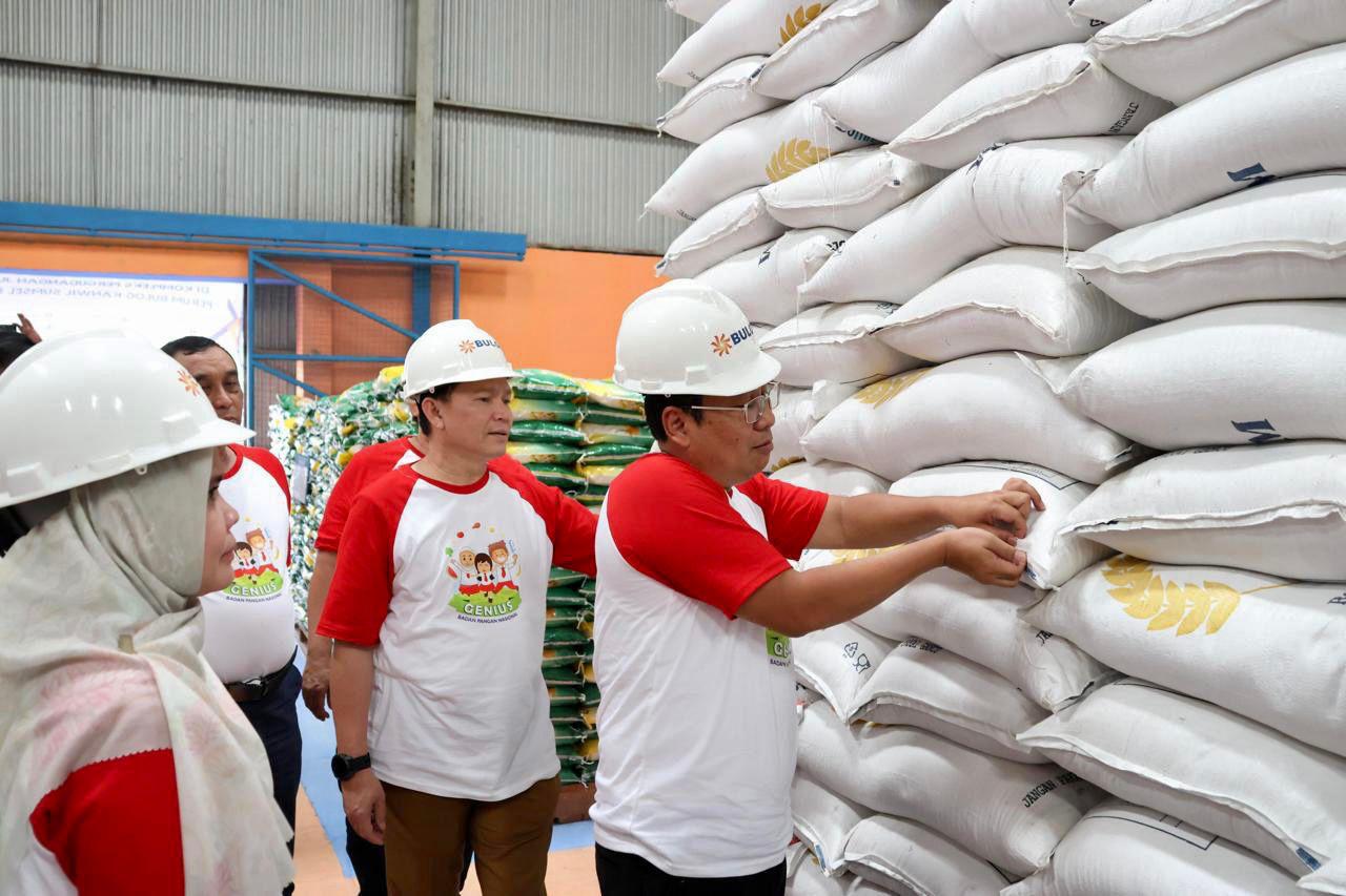 Mendampingi Kepala Bapenas, Pj Gubernur Sumsel Eelen Setiadi meninjau gudang Bulog di OKI, Rabu (28/8/2024). Foto: Humas Pemprov Sumsel.