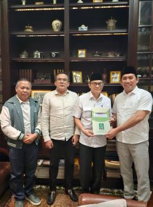 Heri dan Popo Ali menerima surat rekomendasi dukungan untuk maju PIlgub 2024, Kamis (1/8/2024). Foto: Sumselheadline/Fer.