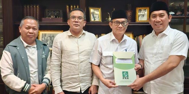 Heri dan Popo Ali menerima surat rekomendasi dukungan untuk maju PIlgub 2024, Kamis (1/8/2024). Foto: Sumselheadline/Fer.