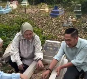 Calon Waliakota Palembang, Ratu Dewa berziara ke pusarah orangtuanya di Ogan Ilir, Rabu (28/8/2024). Foto: screenshot IG Ratu Dewa.
