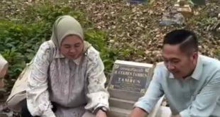 Calon Waliakota Palembang, Ratu Dewa berziara ke pusarah orangtuanya di Ogan Ilir, Rabu (28/8/2024). Foto: screenshot IG Ratu Dewa.
