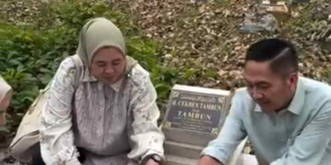 Calon Waliakota Palembang, Ratu Dewa berziara ke pusarah orangtuanya di Ogan Ilir, Rabu (28/8/2024). Foto: screenshot IG Ratu Dewa.