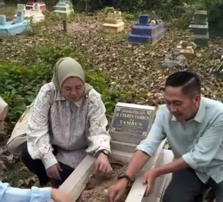Calon Waliakota Palembang, Ratu Dewa berziara ke pusarah orangtuanya di Ogan Ilir, Rabu (28/8/2024). Foto: screenshot IG Ratu Dewa.