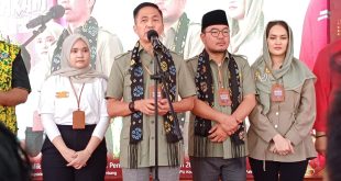 Ratu Dewan dan Prima Salam saat mendaftar di KPUD Palembang, Kamis (29/8/2024). Foto: Sumselheadline/P{itria.