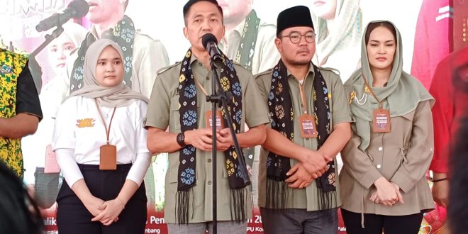 Ratu Dewan dan Prima Salam saat mendaftar di KPUD Palembang, Kamis (29/8/2024). Foto: Sumselheadline/P{itria.