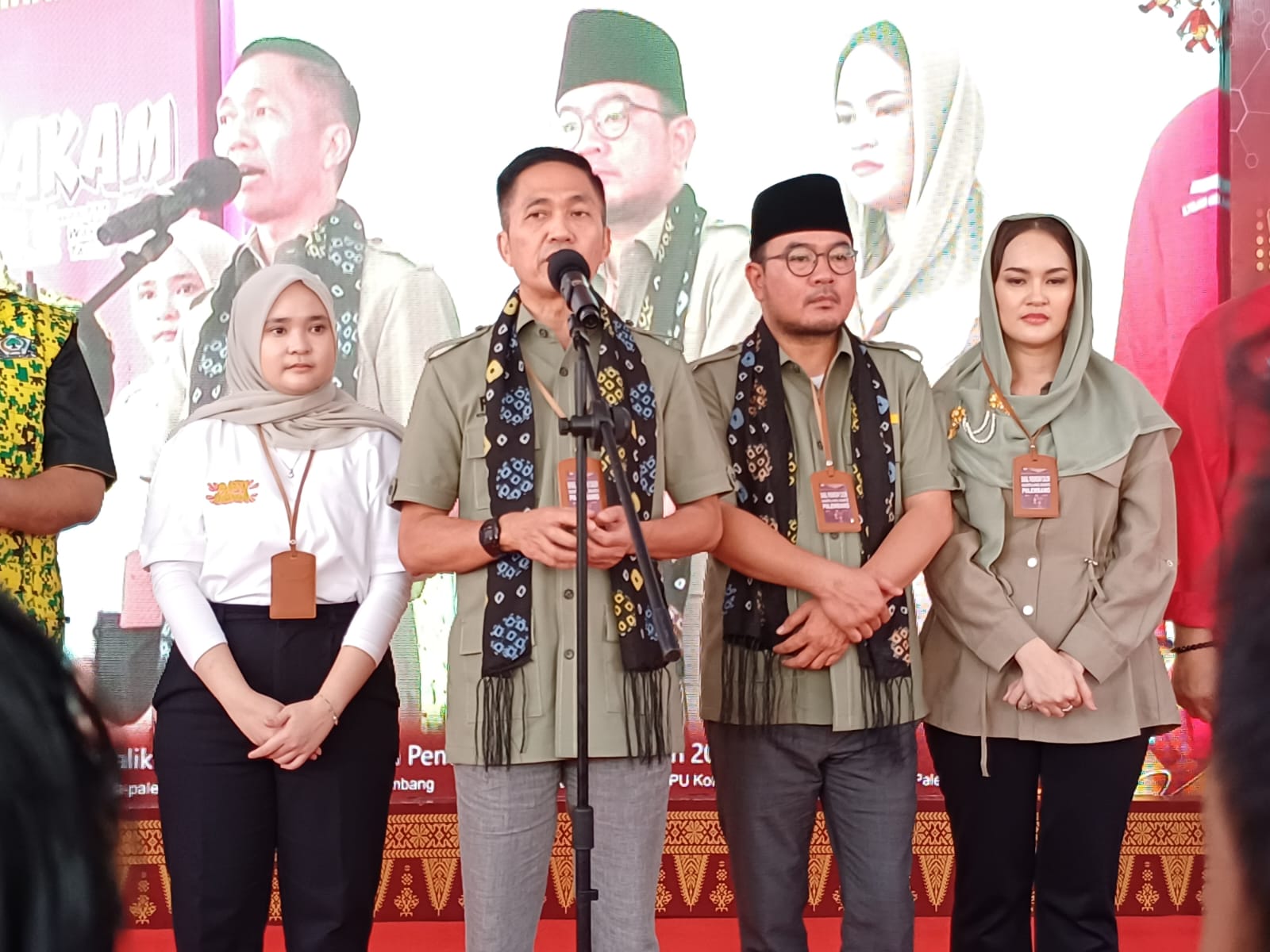 Ratu Dewan dan Prima Salam saat mendaftar di KPUD Palembang, Kamis (29/8/2024). Foto: Sumselheadline/P{itria.