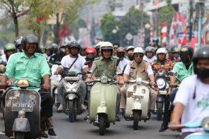 Calon Walikota, REaatu Dewa menggunakan motor vespa ke KPUD setempat, Kamis (29/8/2024). Foto: Sumselheadline/Pitria.
