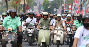 Calon Walikota, REaatu Dewa menggunakan motor vespa ke KPUD setempat, Kamis (29/8/2024). Foto: Sumselheadline/Pitria.