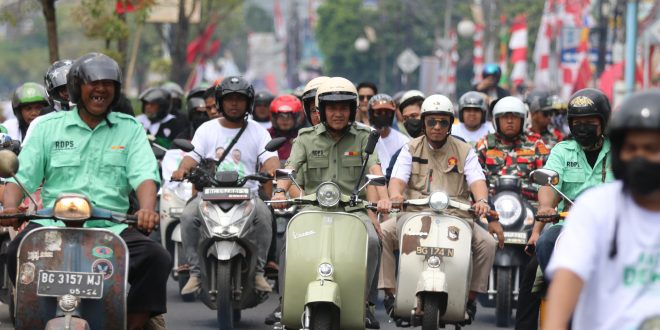 Calon Walikota, REaatu Dewa menggunakan motor vespa ke KPUD setempat, Kamis (29/8/2024). Foto: Sumselheadline/Pitria.