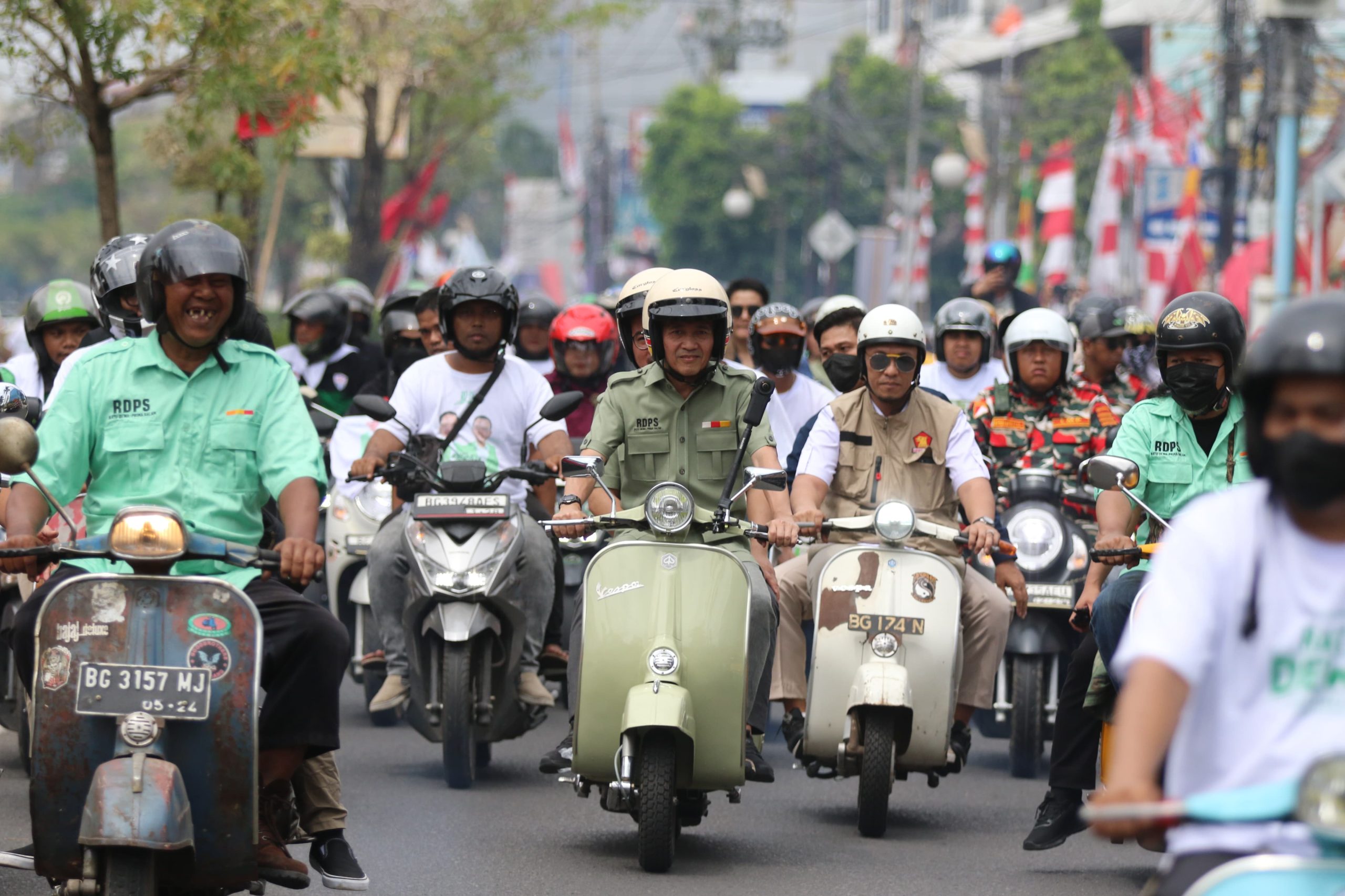 Calon Walikota, REaatu Dewa menggunakan motor vespa ke KPUD setempat, Kamis (29/8/2024). Foto: Sumselheadline/Pitria.