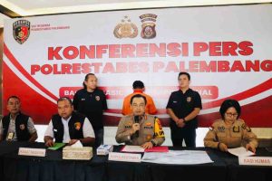 Kapolrestabes Palembang Kombes Pol Harryo Sugihhartono press confrens kasus pembacokan di pintu tol Keramasan, Kamis (8/8/2024). Foto: Sumselheadline/Ela.