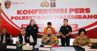 Kapolrestabes Palembang Kombes Pol Harryo Sugihhartono press confrens kasus pembacokan di pintu tol Keramasan, Kamis (8/8/2024). Foto: Sumselheadline/Ela.