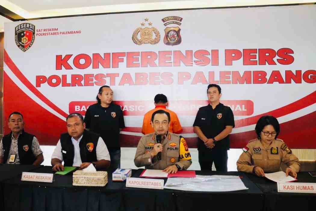 Kapolrestabes Palembang Kombes Pol Harryo Sugihhartono press confrens kasus pembacokan di pintu tol Keramasan, Kamis (8/8/2024). Foto: Sumselheadline/Ela.