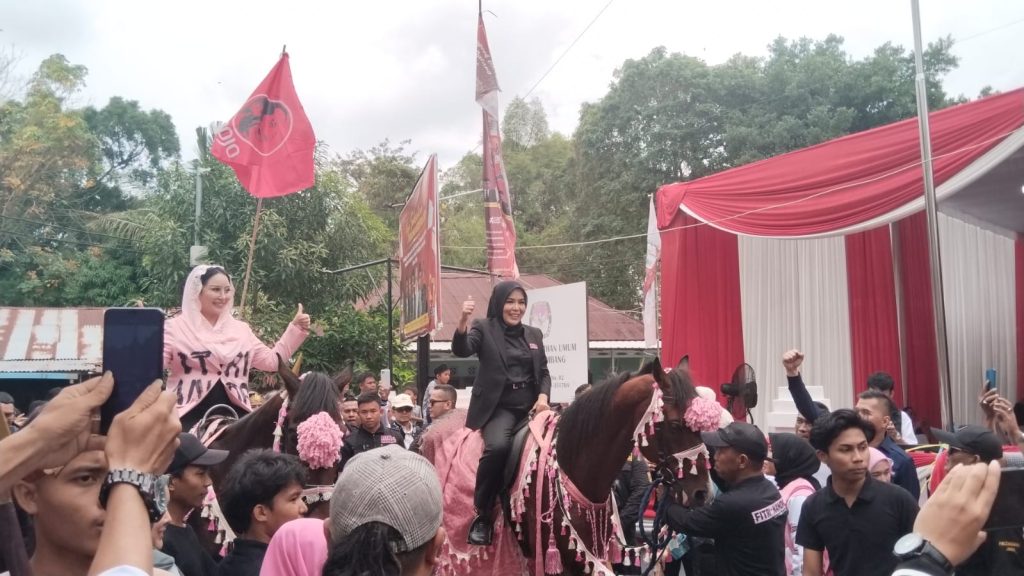 Cawako Palembang, Fitriani dan pasangannya menunggang kuda saat mendaftar di KPU Palembang, Ravu (28/8/2024). Foto: Sumselheadline/Pitria.