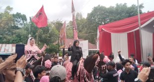 Cawako Palembang, Fitriani dan pasangannya menunggang kuda saat mendaftar di KPU Palembang, Ravu (28/8/2024). Foto: Sumselheadline/Pitria.